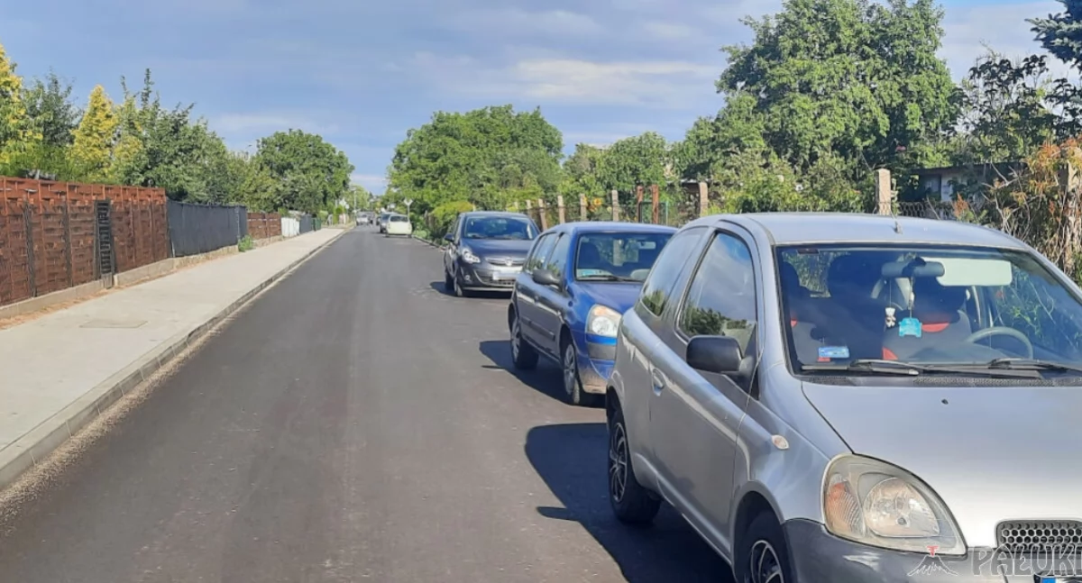 Na nowym odcinku ul. Paderewskiego, kierowcy parkują nagminnie wzdłuż ogrodzenia Rodzinnego Ogrodu Działkowego. Utrudnia to płynność ruchu i stwarza zagrożenie bezpieczeństwa. fot. Marek Holak