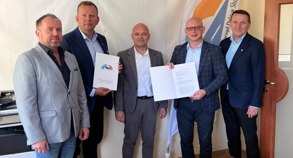 Umowy podpisali dyrektor Powiatowego Zarządu Dróg Michał Klotschke i właściciel firmy projektowej AC Droga Adam Chmielewski w obecności starosty Marka Dąbrowskiego, wicestarosty Piotra Kowalskiego i wójta Gminy Orchowo Grzegorza Matkowskiego fot. nadesłane
