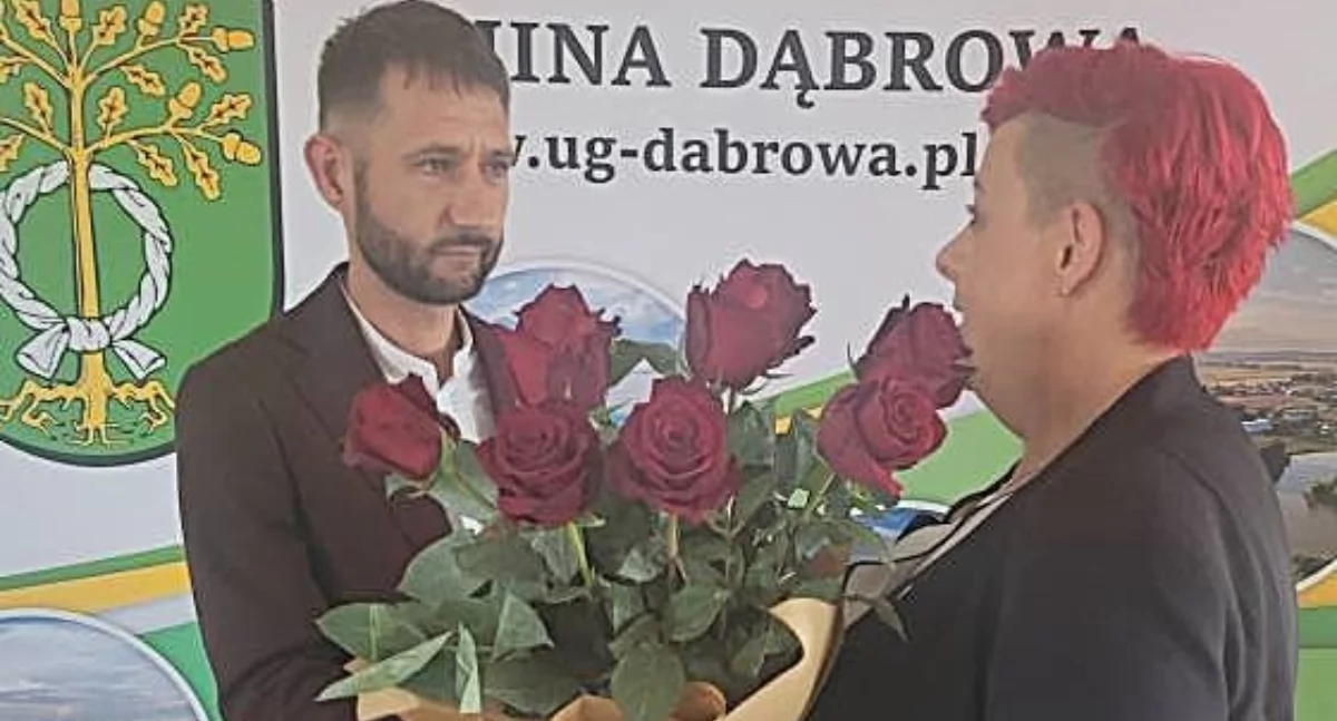 Podczas sesji Rady Gminy pani wójt Agnieszka Ziółkowska oficjalnie powitała nowego skarbnika gminy Sławomira Majchrzaka fot. nadesłane