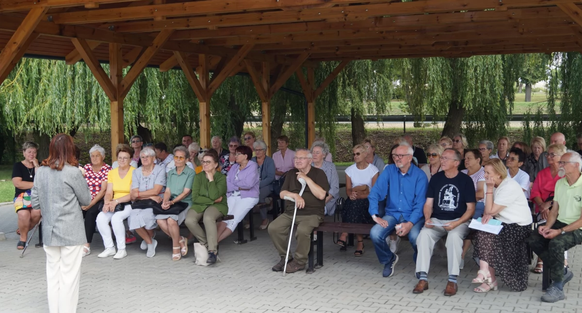 Zaproszeni przedstawiciele z sąsiednich gmin związani z działalnością senioralną podzielili się z dąbrowieckimi seniorami doświadczeniami w funkcjonowaniu UTW oraz klubów seniora na terenie ich gmin fot. nadesłane