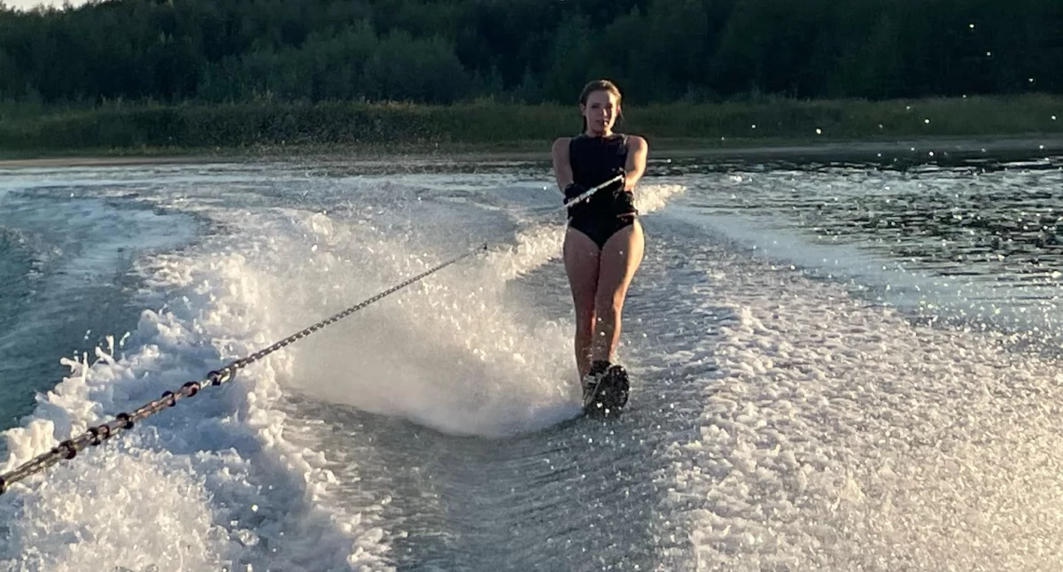 Izabela Jaroszewska podczas konkurencji slalom w narciarstwie wodnym za motorówką na mistrzostwach w Augustowie fot. nadesłane
