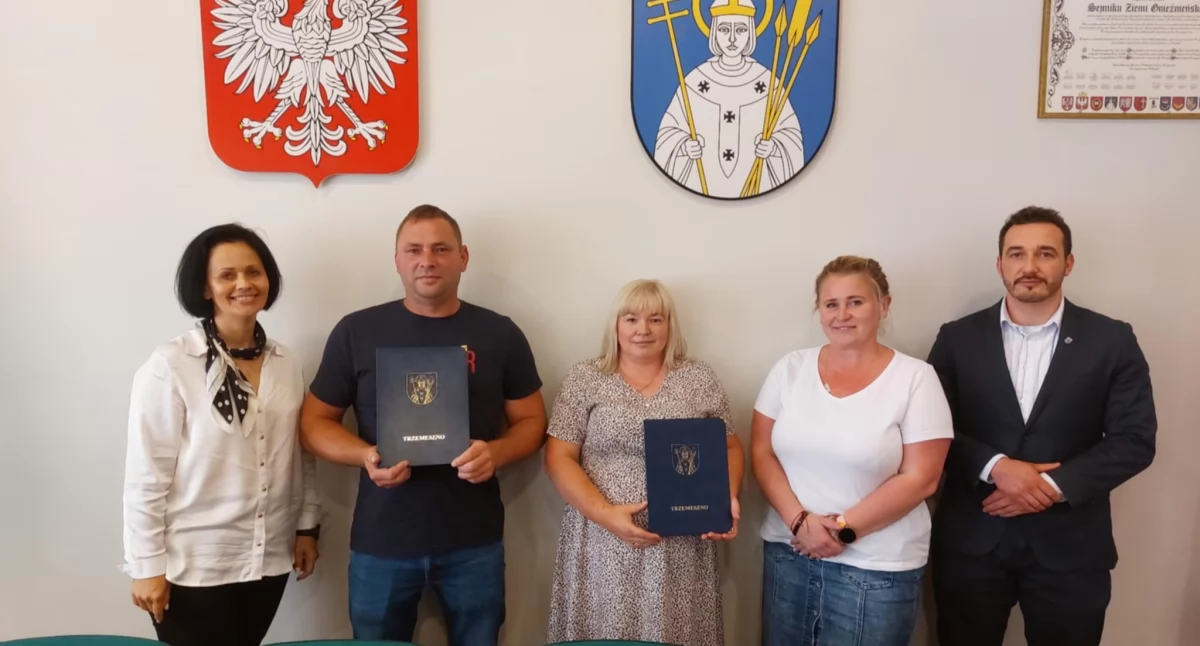 Starostowie dożynek Małgorzata Wojciechowska i Paweł Wąsowicz z aktami nadania, burmistrzem Kacprem Lipińskim, przewodniczącą Rady Miejskiej Agnieszką Bartz i sołtyską Ostrowitego Elżbietą Ciesielczyk fot. nadesłane
