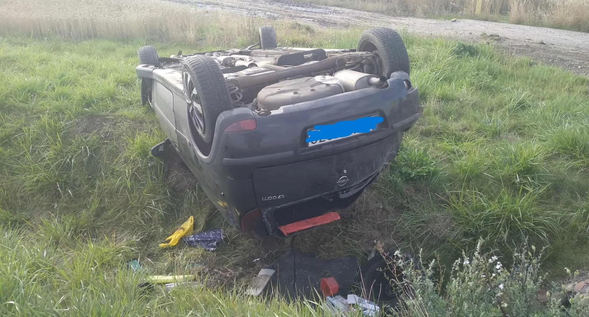 Opel corsa wypadł z drogi i dachował w przydrożnym rowie fot. OSP Strzelno