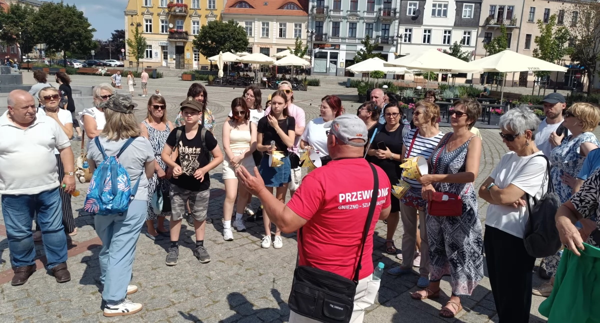 Uczestnicy wycieczki zwiedzili z przewodnikiem Trakt Królewski, czyli trasę łączącą najciekawsze zabytki i miejsca pierwszej stolicy Polski fot. nadesłane