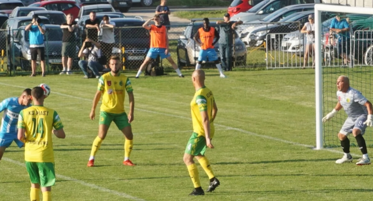 Norbert Rościszewski strzela w 80 minucie z główki 7 gola dla Pogoni Mogilno, ustalając wynik spotkania   fot. Marek Holak
