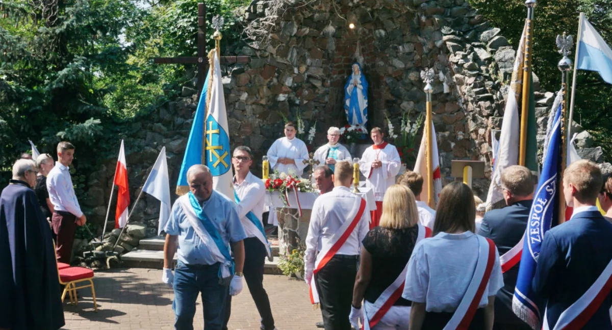Życie miast i wsi, farze uczcili rocznicę Wisłą i Święto Wojska Polskiego (zdjęcia) - zdjęcie, fotografia