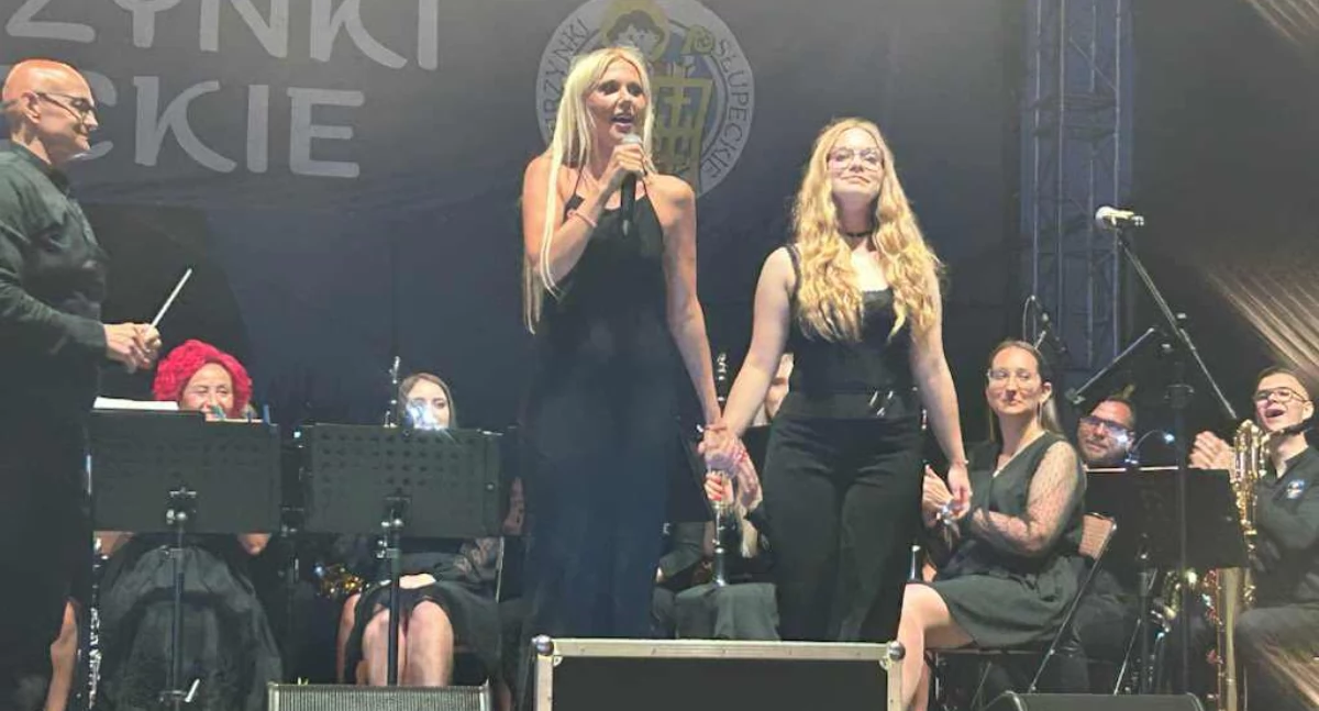 Mogilnianka Zuzanna Stoińska i Kasia Moś na scenie Wawrzynek Słupeckich   fot. Marek Modrzejewski