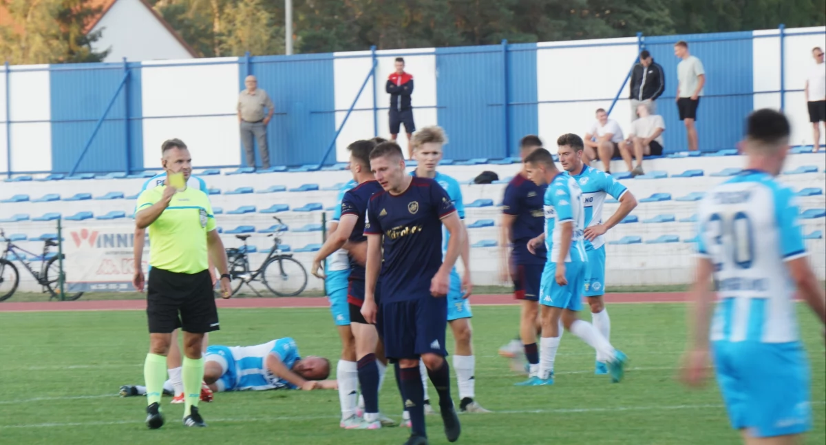 Zawodnik Unii ujrzał żółty kartonik po fauli na Antonim Krajnyku w 75 min meczu   fot. Marek Holak