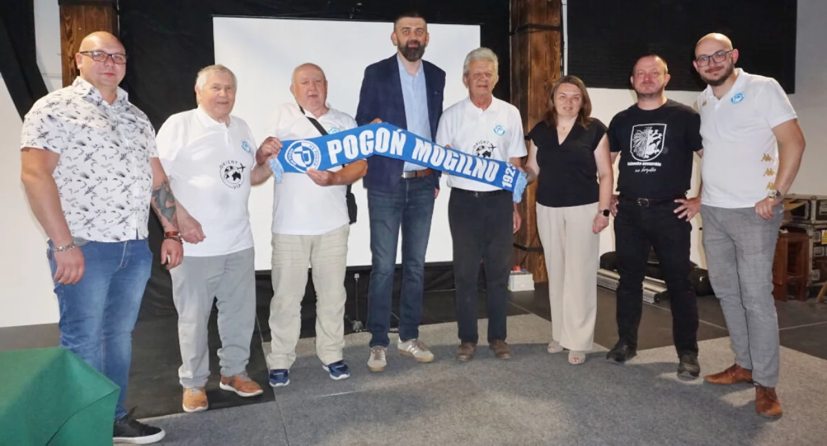 Drużyna brydżowa Pogoni Mogilno z burmistrzem Karolem Nawrotem, samorządowcami, władzami Pogoni i przedstawicielem K-PZBS   fot. Marek Holak