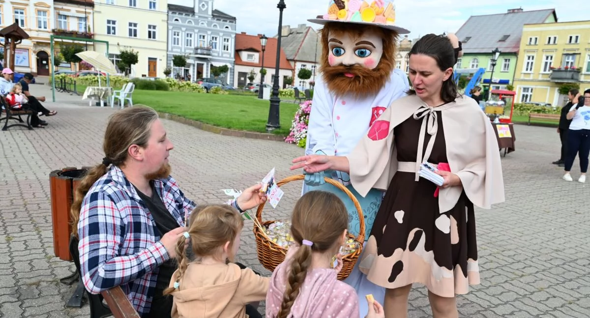 W tym roku oprócz oficjalnej maskotki festiwalu Cukiernika Dąbka (w tej roli Hubert Adamski) będzie również jego towarzyszka Cynamonka ( w tej roli Barbara Śmigiel) fot. Magdalena Lachowicz