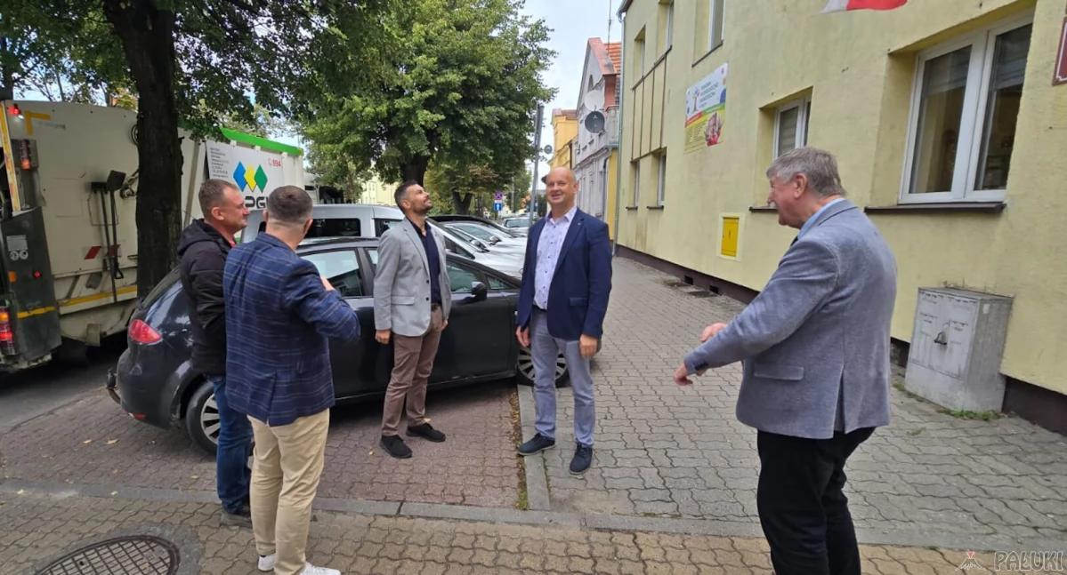 Teren Poradni Psychologiczno-Pedagogicznej w Mogilnie w obecności jej dyrektora i wykonawcy inwestycji  wizytowały władze powiatowe fot. Paweł Lachowicz