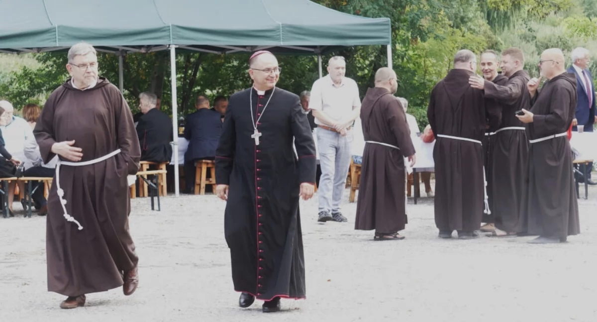 Na pierwszym planie ks. biskup Radosław Orchowicz oraz proboszcz parafii św. Jana Apostoła o. Ireneusz Naumowicz fot. Marek Holak