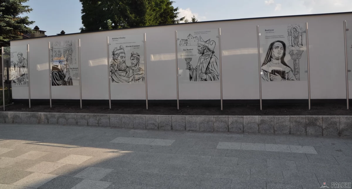 Milenijna księga historii zamontowana została w miejscu, gdzie zbiega się ul. Kościelna z Placem św. Wojciecha fot. Magdalena Lachowicz
