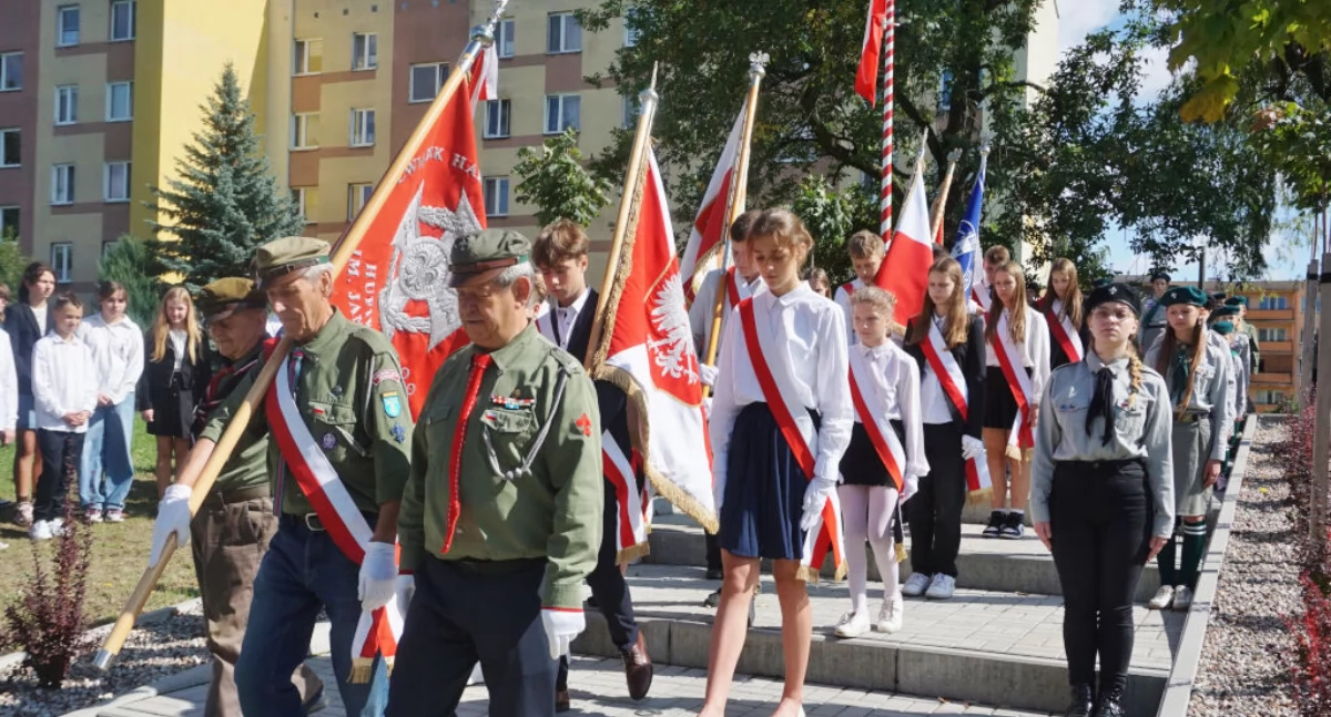 Poczty sztandarowe podczas uroczystości przed obeliskiem na Sójczym Wzgórzu   fot. Marek Holak