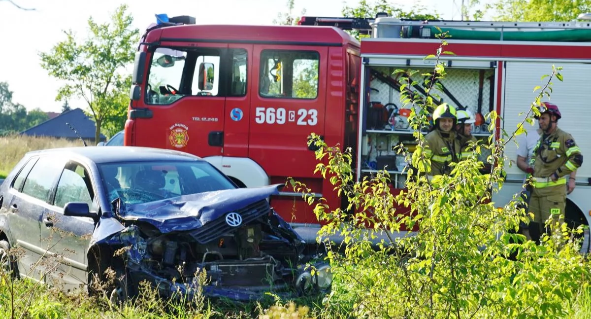 Po zderzeniu rozbity volkswagen zatrzymał się na starym torowisku linii kolejowej z Barcina do Żnina fot. Karol Gapiński