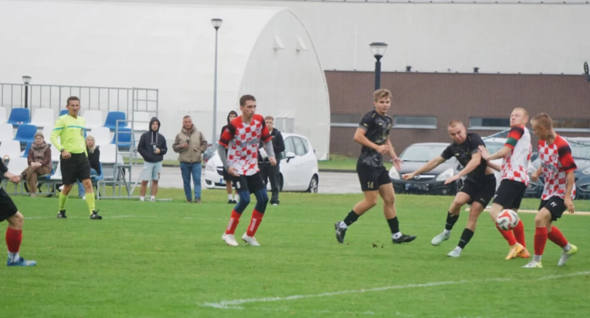 Napastnik rezerw Pogoni Mateusz Zieliński strzela na bramkę Kujawskiego Pogranicza   fot. Marek Holak