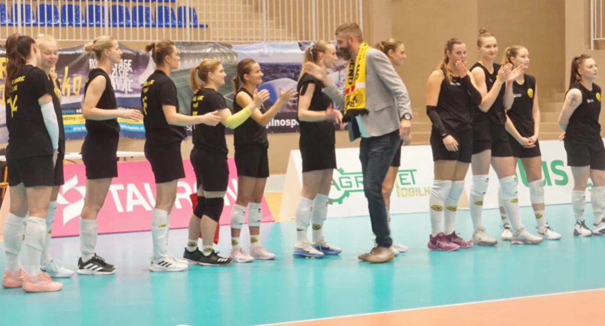 Burmistrz Karol Nawrot gratuluje sokolankom zwycięstwa w turnieju   fot. Marek Holak