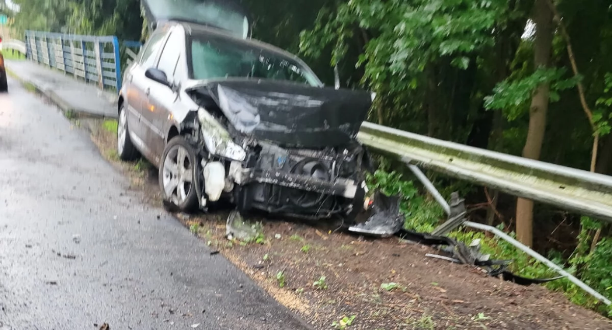 Kierująca peugeotem 307 na drodze powiatowej z Mogilna w kierunku krajowej 15 uderzyła w barierki ochronne   fot. Marek Holak