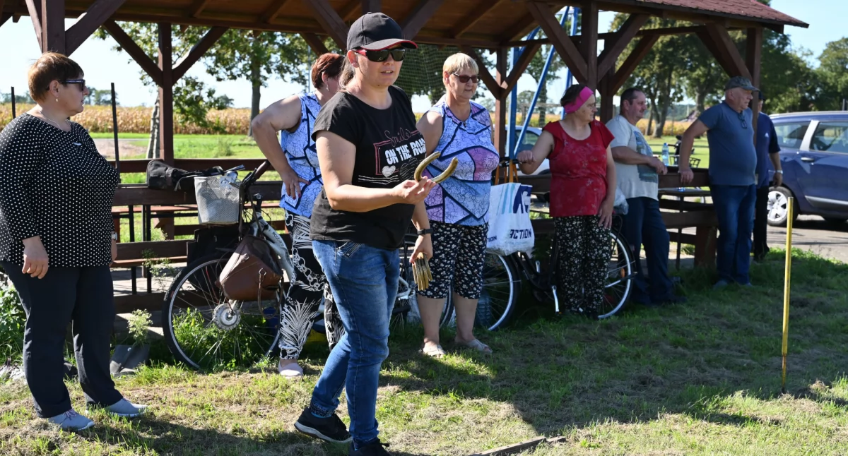 Uczestniczki Grand Prix w Młynicach rzucają podkową w kategorii kobiet fot. Paweł Lachowicz