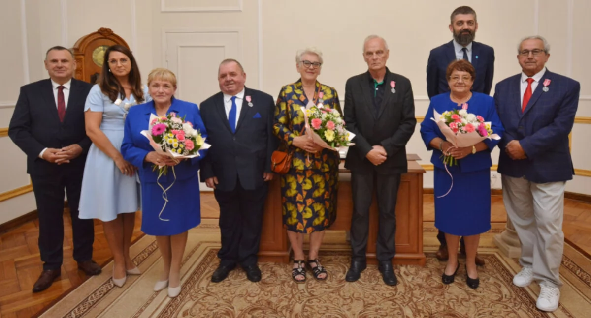 Halina i Izydor Michalak, Teresa i Maciej Kowalewscy, Danuta i Józef Kaszyńscy z kierownik USC w Mogilnie Justyną Jarlaczyk, burmistrzem Karolem Nawrotem i przewodniczącym Rady Miejskiej Pawłem Molendą   fot. Marcin Zieliński