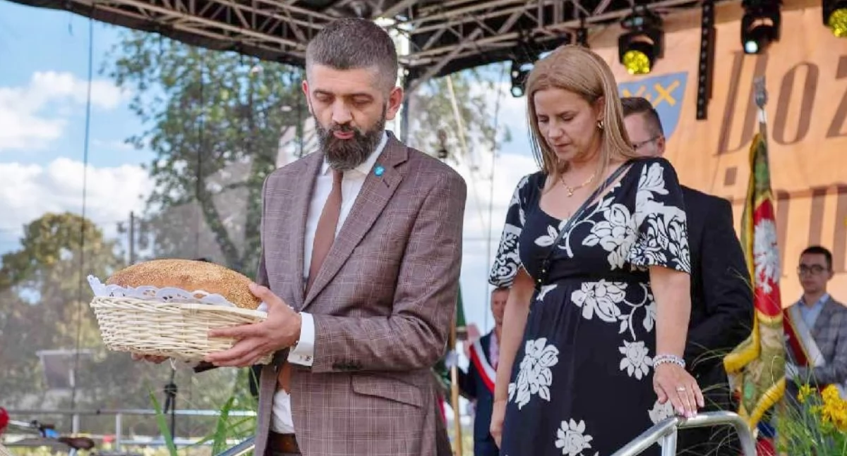 Burmistrz Karol Nawrot i radna Małgorzata Kopeć podczas tegorocznych dożynek   fot. Sebastian Lachowicz