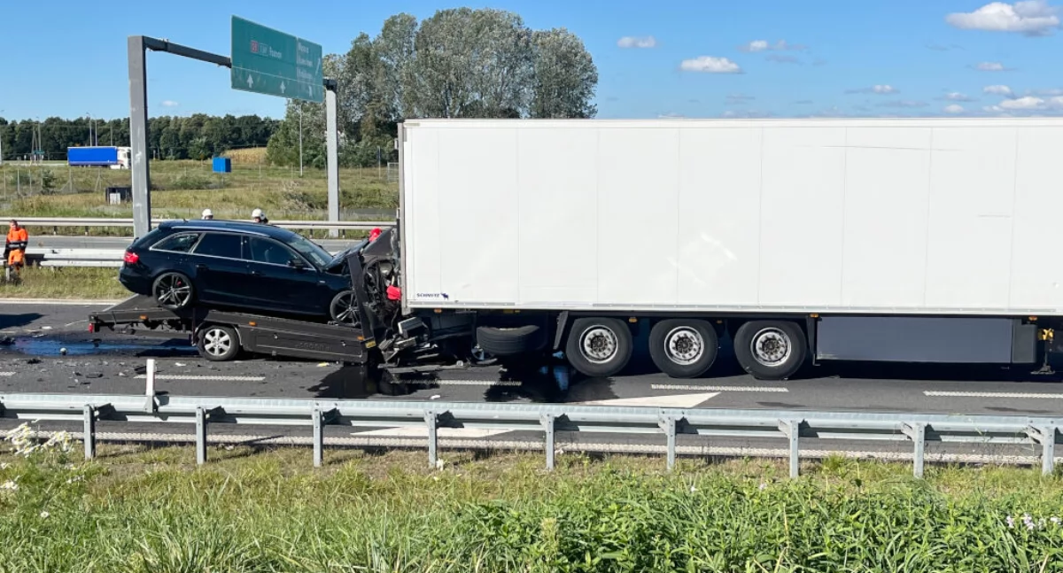 Drugi wypadek - bus (szoferka zgnieciona) z samochodem na pace wbił się w tira   fot. nadesłane