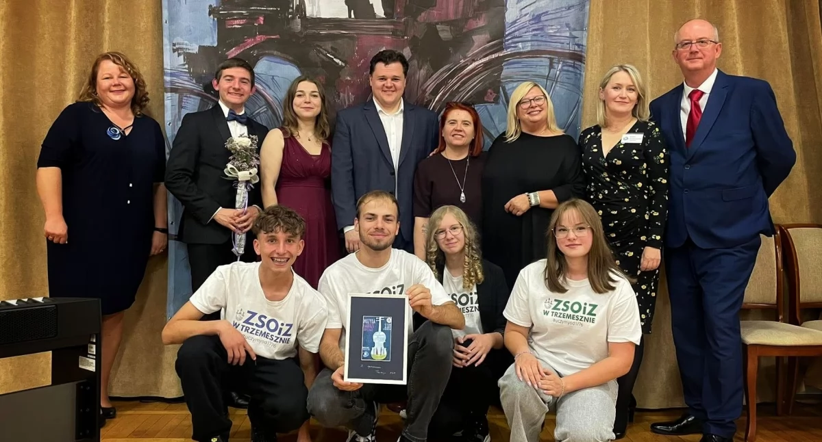 Pamiątkowe zdjęcie organizatorów festiwalu z artystami i wolontariuszami fot. Małgorzata van Brenk