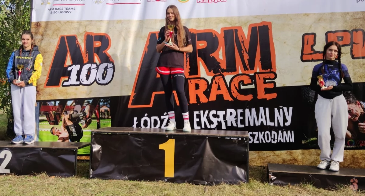 Magdalena Kalinowska na trzecim miejscu podium Arm Race fot. Karol Oktabiński