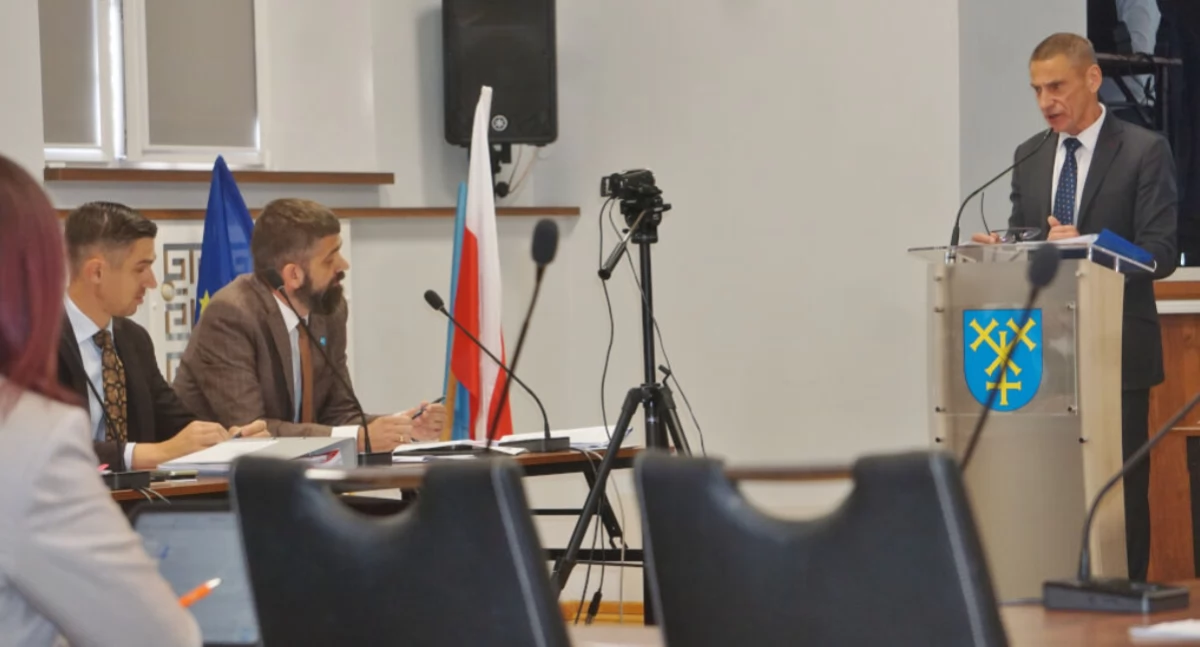 Radny Duszyński podpowiadał burmistrzowi Nawrotowi, by rozwiązać z firmą PolBud Polak umowę leasingową i zawrzeć nową umowy sprzedaży na raty   fot. Marek Holak