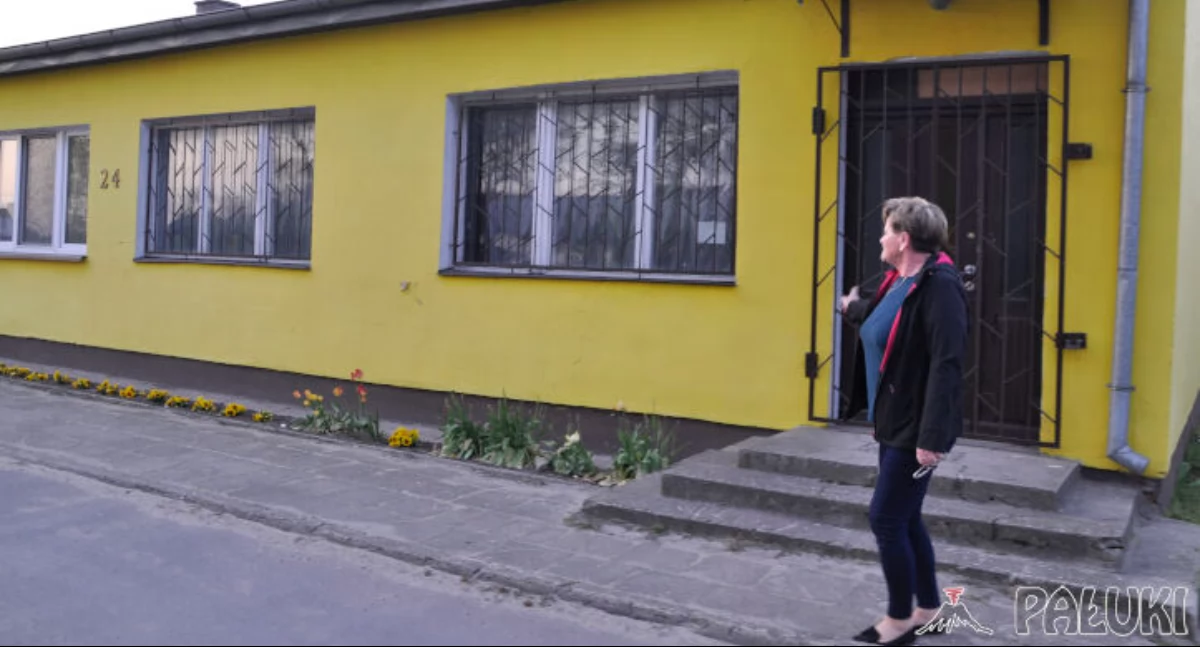 W tym budynku, który pokazuje nam Teresa Poniedziałek ma powstać wiejska świetlica   fot. Paweł Lachowicz