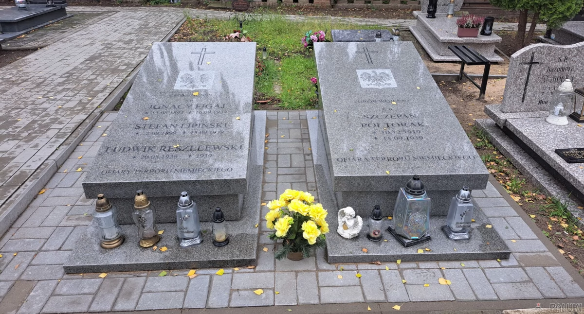 Nowe pomniki wykonane zostały z płyt granitowych fot. Paweł Lachowicz