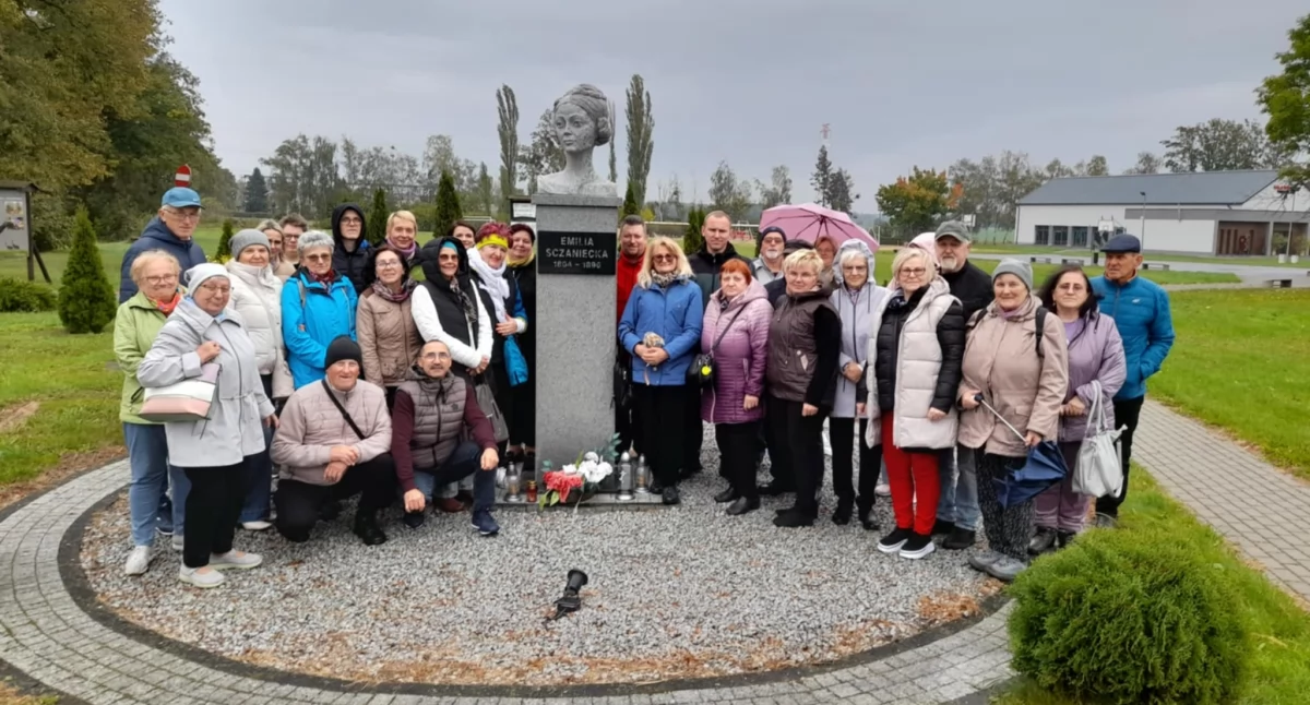 Uczestnicy wycieczki przy pomniku Emilii Sczanieckiej fot. nadesłane