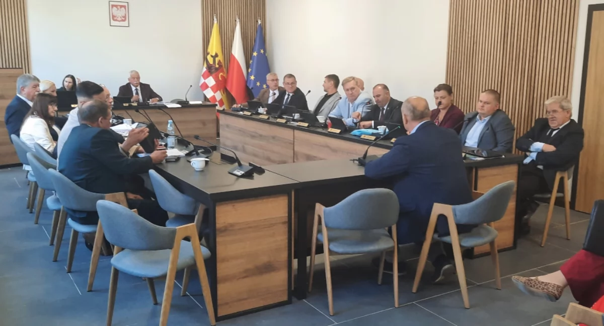 Pierwsze po wakacjach obrady sesji Rady Powiatu Mogileńskiego odbywały się odnowionej sali obrad, w budynku przy ul. Ogrodowej   fot. Marek Holak