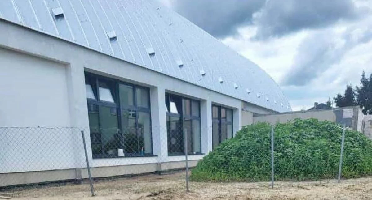 Hala sportowa budowana przy Szkole Podstawowej nr 2 w Mogilnie czeka na dokończenie robót   fot. Marek Holak