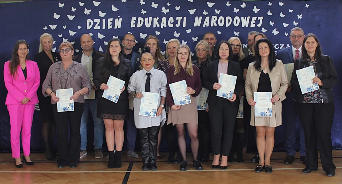 Wyróżnieni nauczyciele i pracownicy obsługi strzeleńskiego Zespołu Szkół z dyrektorką Agnieszką Piotrowicz i wicestarościną Edytą Owsińską fot. ZS Strzelno