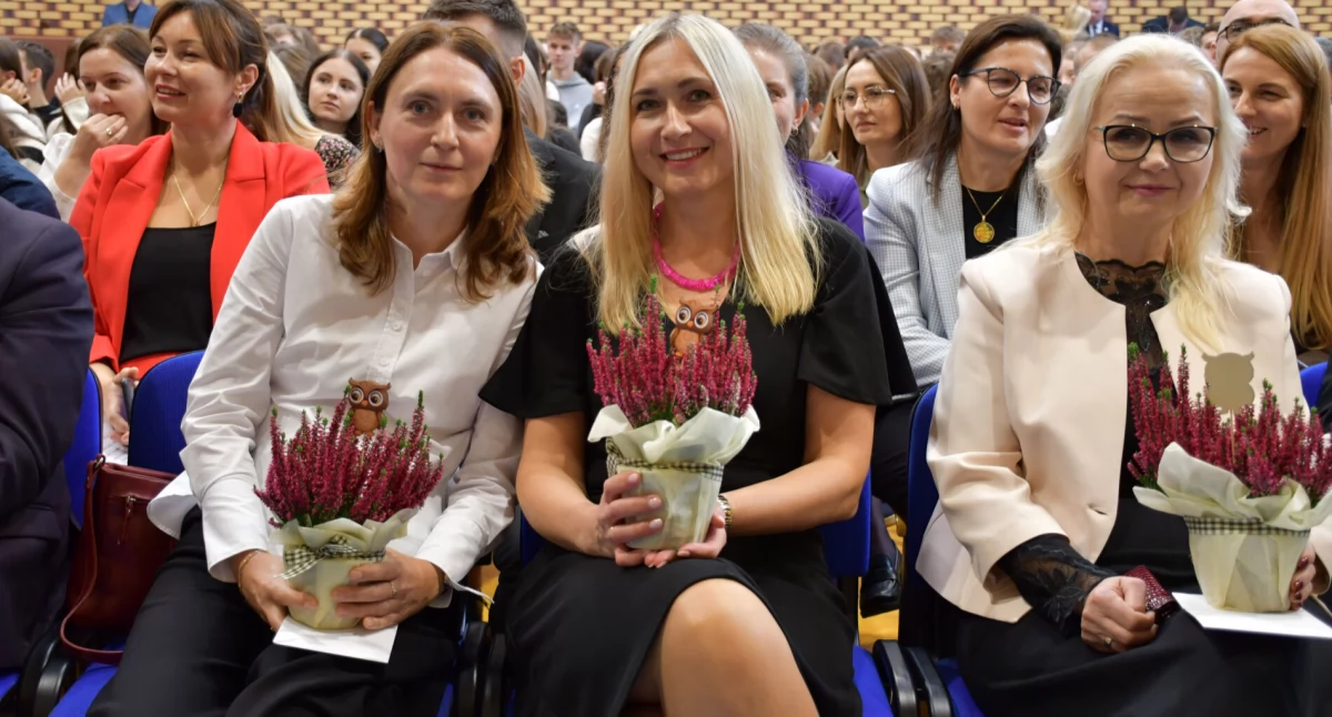 Dla nauczycieli z okazji ich święta przygotowane były życzenia oraz kwiaty fot. nadesłane