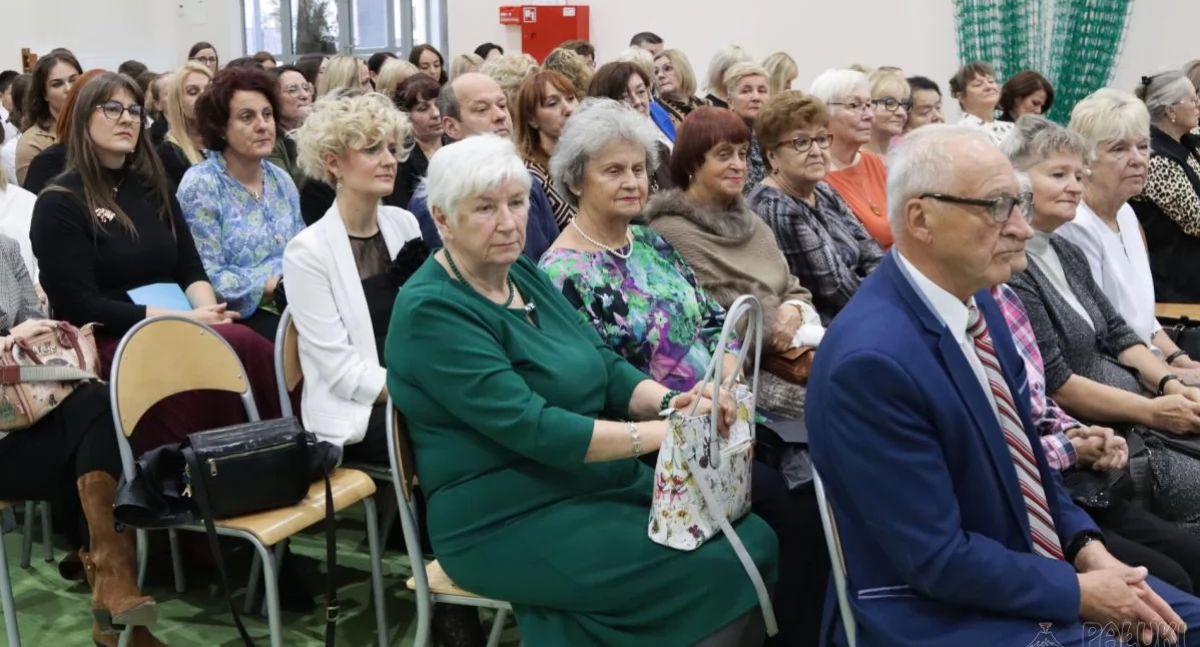 W akademii uczestniczyła cała społeczność szkolna, także emerytowani pedagodzy   fot. Paweł Lachowicz