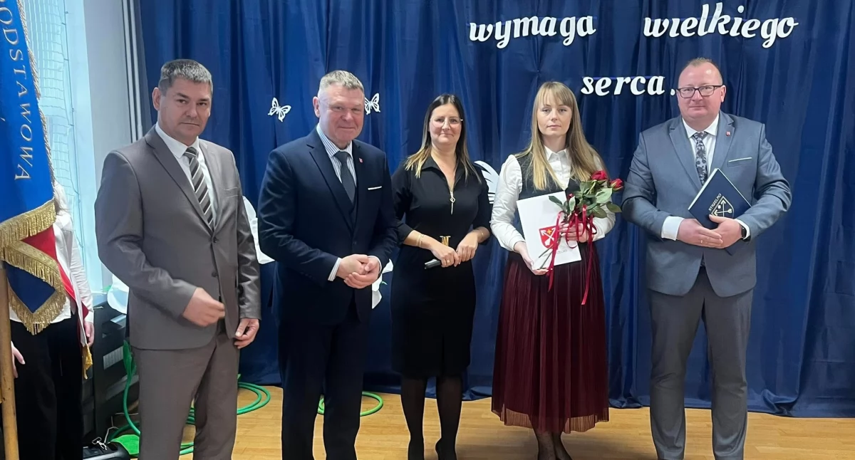 Podczas uroczystych obchodów Dnia Edukacji Narodowej w Szkole Podstawowej im. Gustawa Zielińskiego w Markowicach nagrody burmistrza odebrały Paulina Mikołajczak i Joanna Parada. Na zdjęciu, od lewej: radny powiatowy Marcin Czaplicki, burmistrz Dariusz Chudziński, dyrektorka szkoły Joanna Parada, nauczycielka Paulina Mikołajczak i radny gminny Paweł Pamfil. fot. nadesłane
