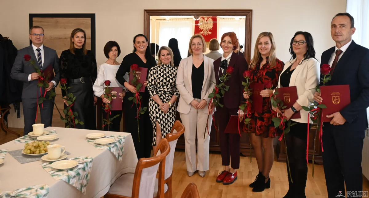 Nagrodzeni dyrektorzy, nauczycielki i pracownice obsługi i administracji z sekretarz gminy Beatą Dobrochowską i inspektorką ds. oświaty UG Andżeliką Kulczycką fot. Paweł Lachowicz