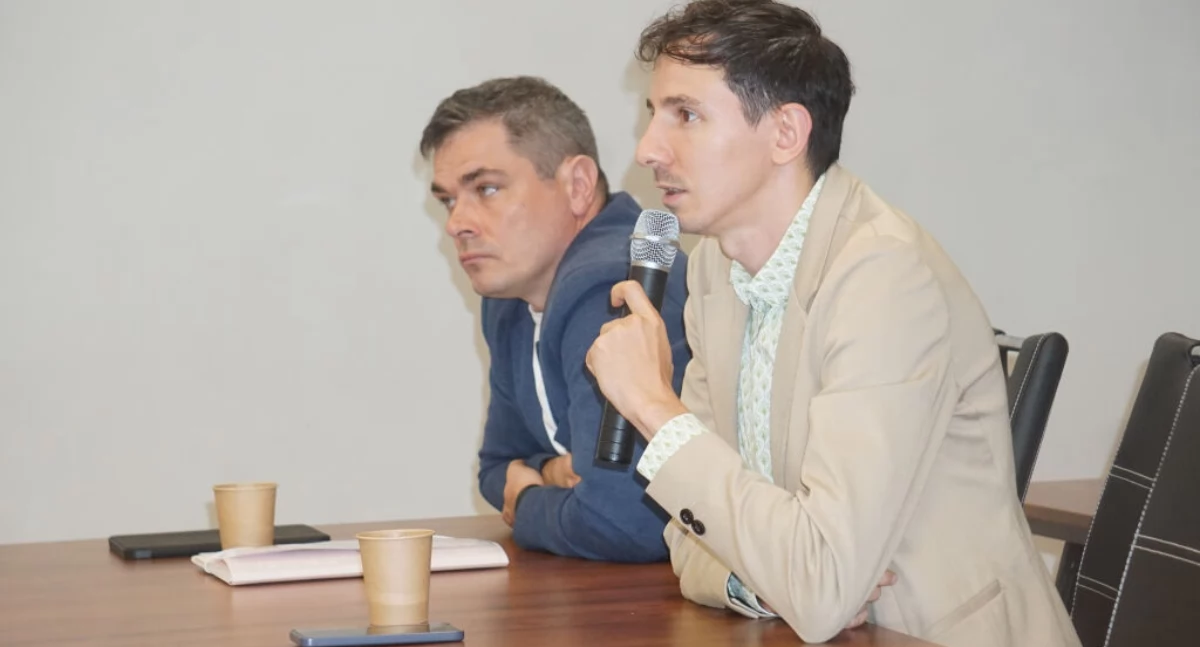Dyrektor MDK Paweł Gębala odpowiadał radnym na pytania o stan harcówki   fot. Marek Holak