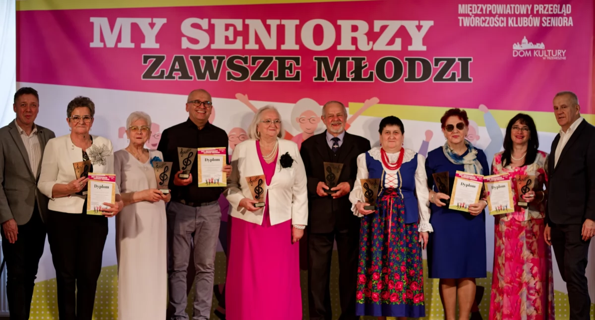 Kierownicy poszczególnych zespołów z wiceburmistrzem Trzemeszna Zygmuntem Nowaczykiem i dyrektorem trzemeszeńskiego Domu Kultury Sławomirem Paluchem fot. Marceli Konieczny