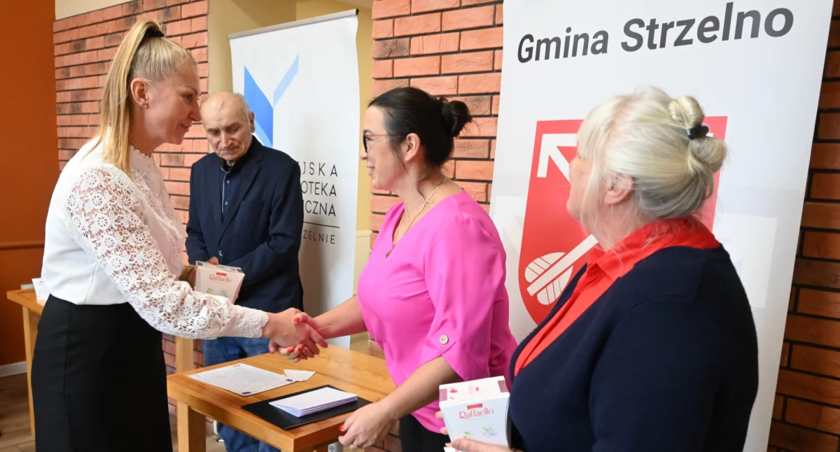Członkowie komisji otrzymali od dyrektorki biblioteki Anny Szurlej słodkie upominki fot. Magdalena Lachowicz