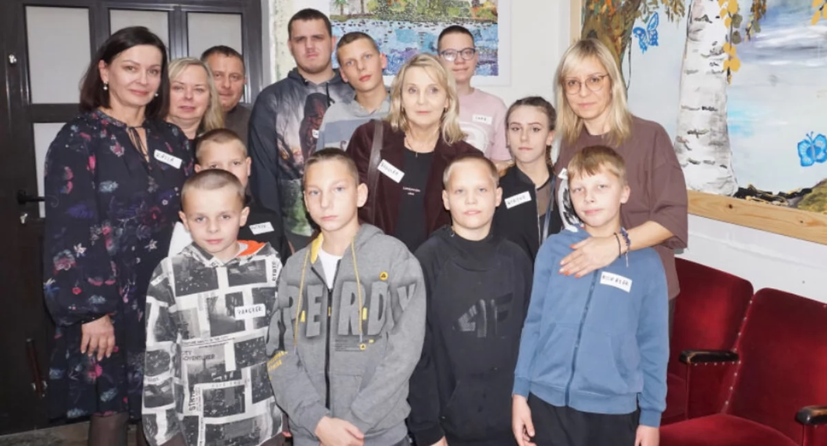 Na wystawie Barwny świat swe prace prezentują także dzieci z ZPS w Szerzawach, na zdjęciu z opiekunami   fot. Marek Holak