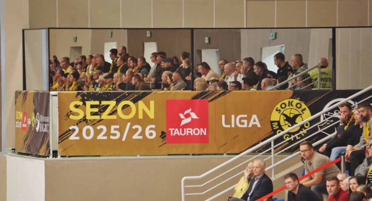 W tej części hali widowiskowo-sportowej przy ul. Grobla znajdują się lustra weneckie. Odbijają się w nich kibice zasiadający w hali na meczu Sokoła. Kto znajduje się za ogrodzeniem z luster - tego zwykli kibice już nie wiedzą fot. Marek Holak