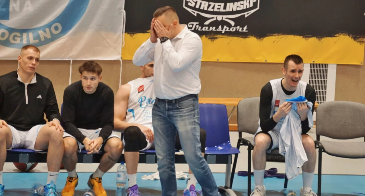 Trener Pogoni Jakub Matuszak chowa twarz w dłoniach po kolejnym nieudanym zagraniu mogileńskiej drużyny   fot. Marek Holak