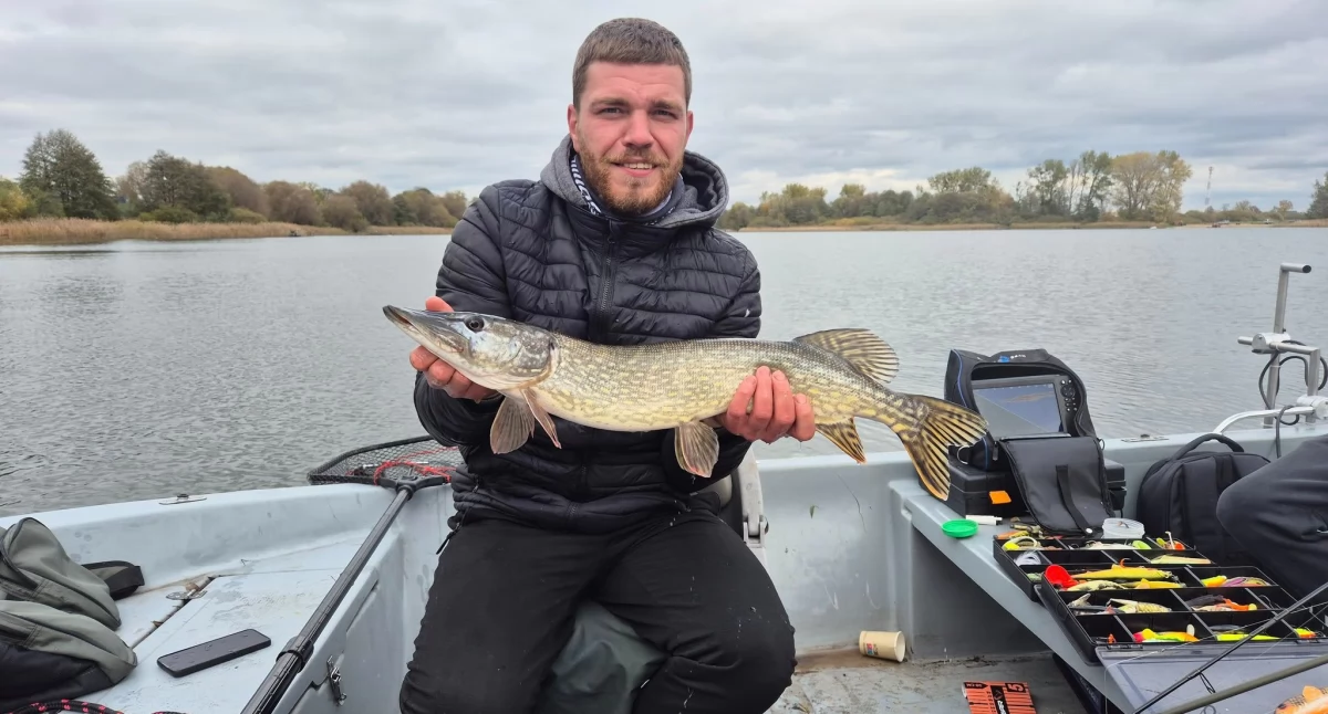 Dawid Kaźmierczak złowił największą rybę, 74 cm szczupaka fot. PZW Orchowo