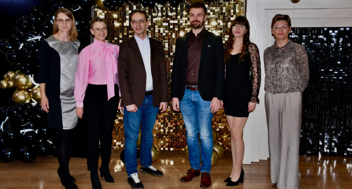 Na zdjęciu wychowawcy i rodzice uczniów: Karolina Adamska, Monika Adamska, Marcin Wietrzykowski, Artur Czarnecki, Ewelina Szymandera i Angelika Owczarzak fot. nadesłane