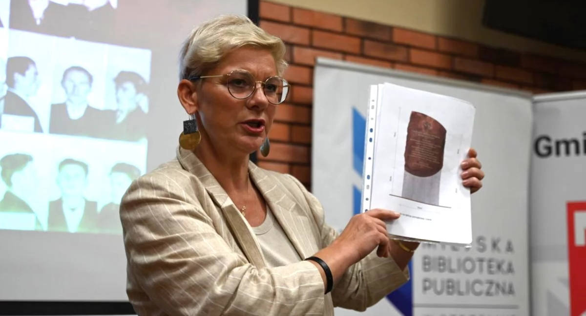 Ewa Jaroszewska prezentuje projekt tablicy, która zostanie odsłonięta 7 listopada przy strzeleńskim liceum fot. Magdalena Lachowicz