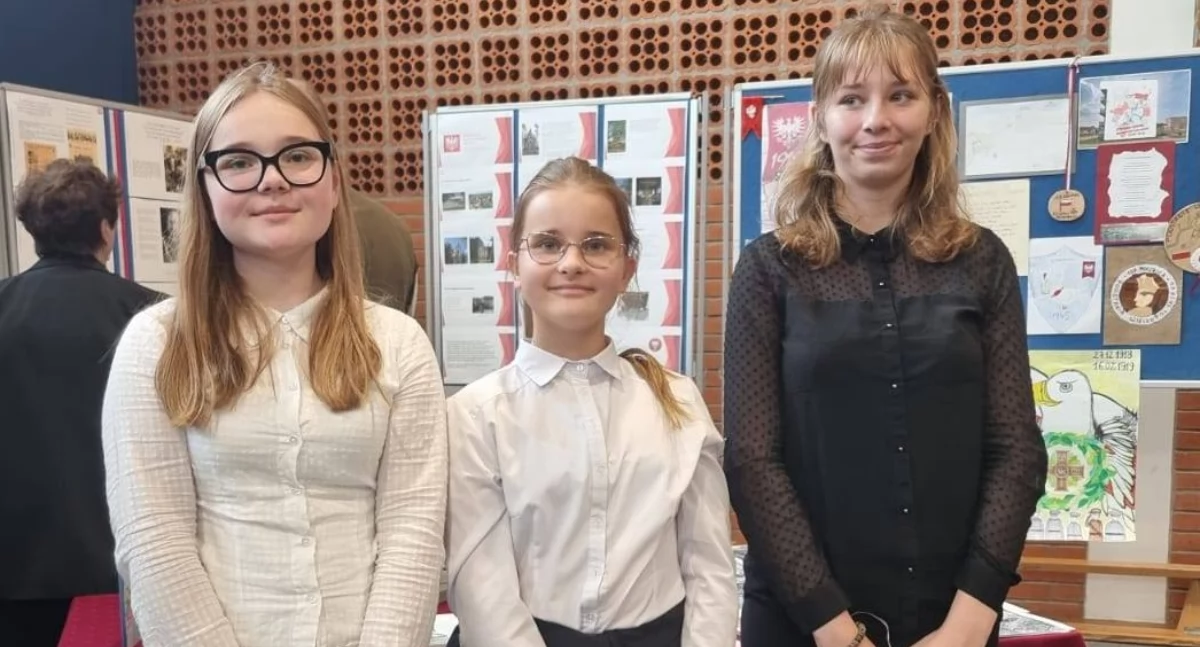 Na zdjęciu uczennice SP w Wójcinie od lewej: Weronika Derenda, Maja Derenda i Helena Szymczak po wręczeniu nagród fot. nadesłane