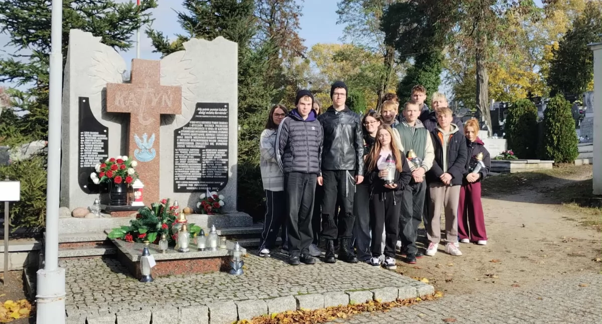 Uczniowie mogileńskiego Zespołu Szkół przy pomniku Ofiar Katynia na cmentarzu w Mogilnie fot. nadesłane